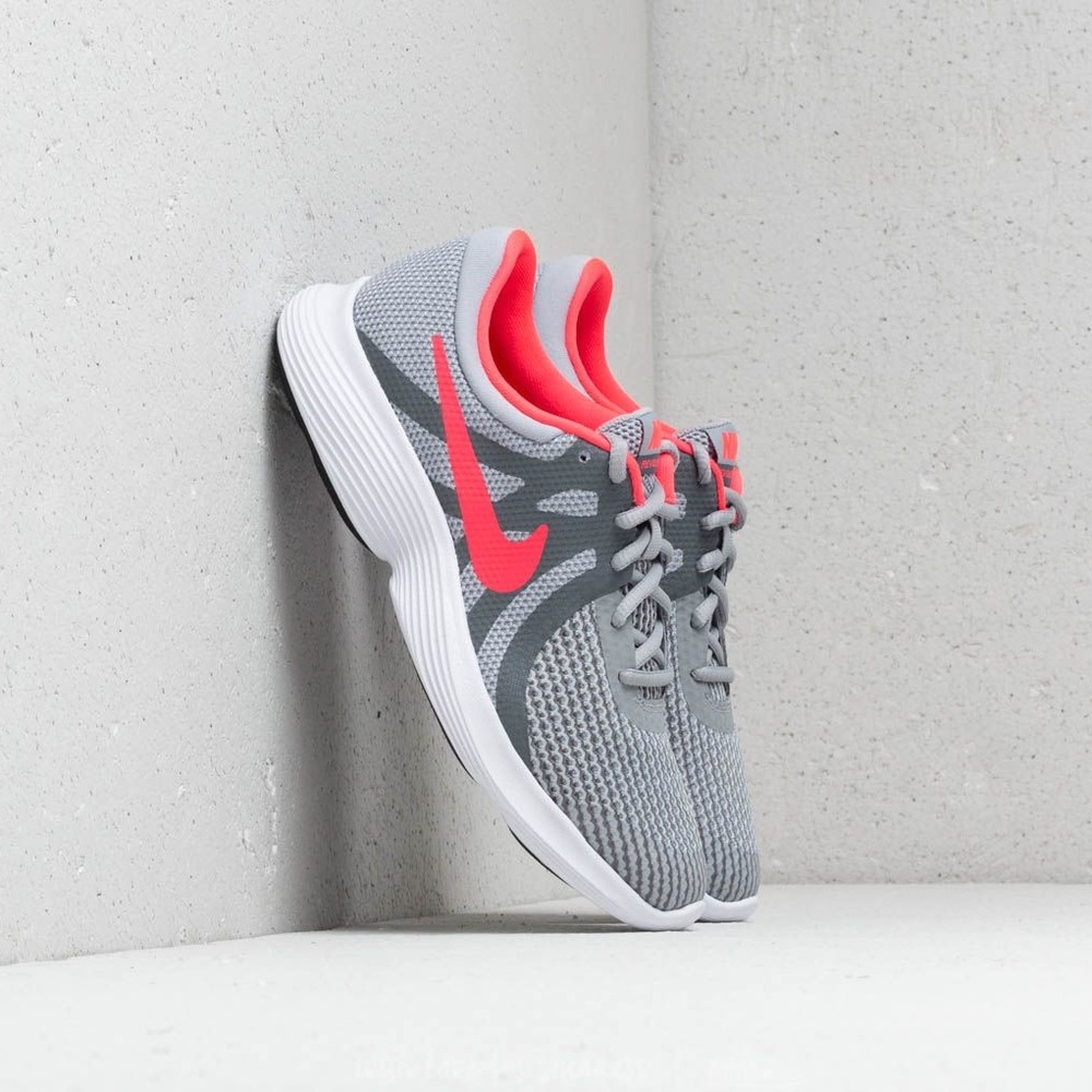Nike Revolution 4